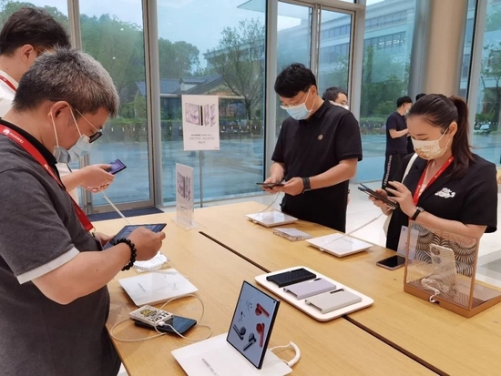 华为重大发布！向上捅破天的新手机来了！与宁王合体的智能新能源车来了